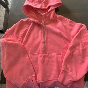 Adorable LuLu sweatshirt crop